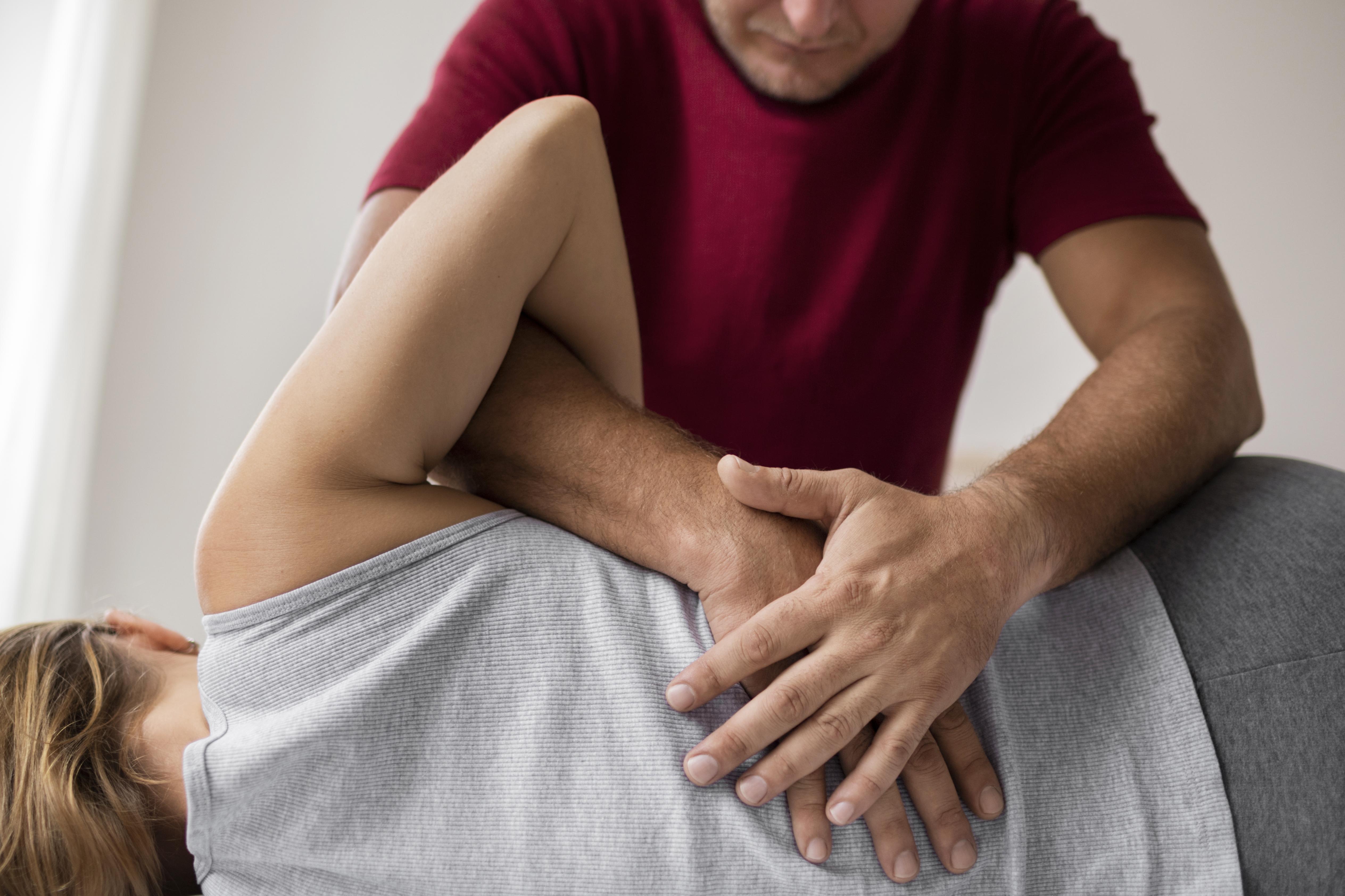 Ajustement ostéopathique pour restaurer la mobilité du rachis.